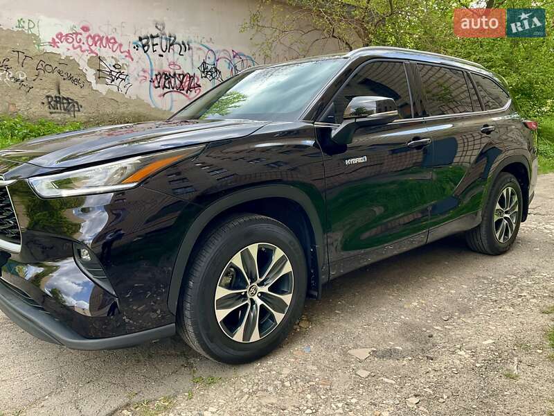 Позашляховик / Кросовер Toyota Highlander 2021 в 