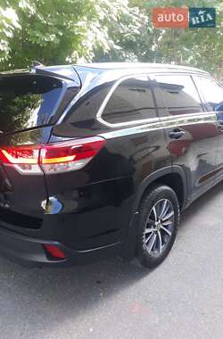 Внедорожник / Кроссовер Toyota Highlander 2018 в 
