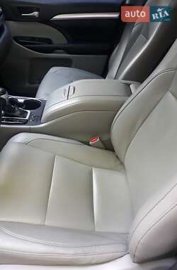 Внедорожник / Кроссовер Toyota Highlander 2018 в 