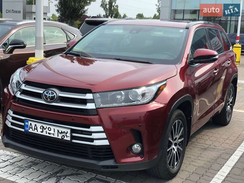 Внедорожник / Кроссовер Toyota Highlander 2017 в 
