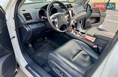 Позашляховик / Кросовер Toyota Highlander 2013 в 