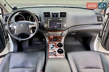 Позашляховик / Кросовер Toyota Highlander 2013 в 