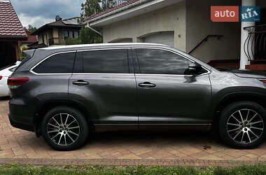 Внедорожник / Кроссовер Toyota Highlander 2017 в 