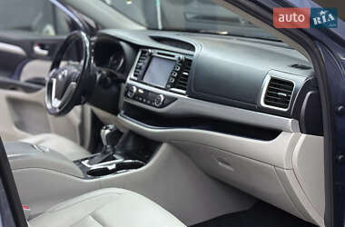 Внедорожник / Кроссовер Toyota Highlander 2016 в 