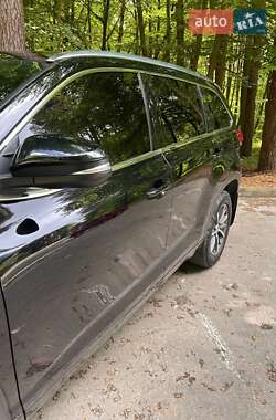 Позашляховик / Кросовер Toyota Highlander 2016 в 