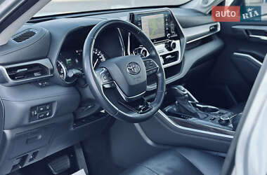 Внедорожник / Кроссовер Toyota Highlander 2020 в 
