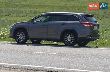 Внедорожник / Кроссовер Toyota Highlander 2019 в 