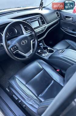 Внедорожник / Кроссовер Toyota Highlander 2017 в 