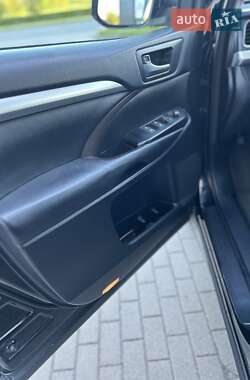 Внедорожник / Кроссовер Toyota Highlander 2017 в 