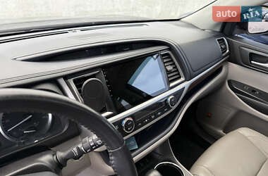 Позашляховик / Кросовер Toyota Highlander 2014 в 