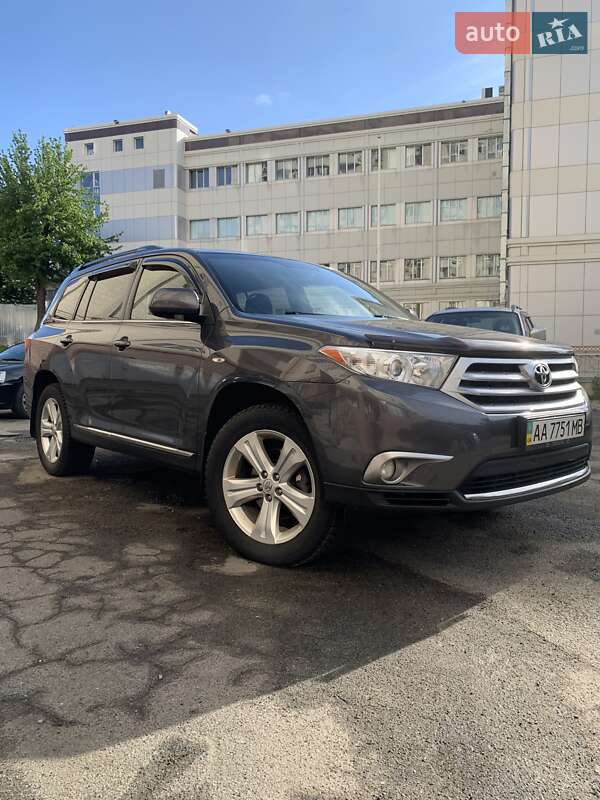 Позашляховик / Кросовер Toyota Highlander 2012 в 