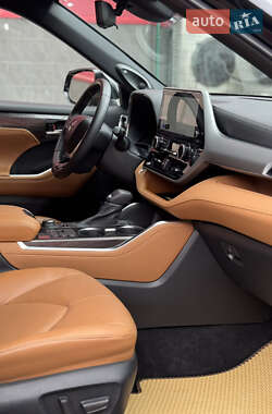 Внедорожник / Кроссовер Toyota Highlander 2023 в 