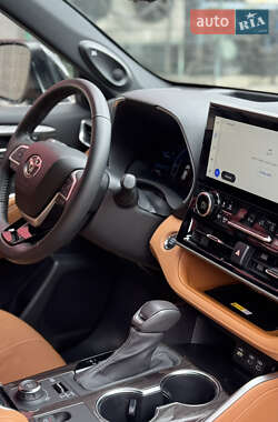 Внедорожник / Кроссовер Toyota Highlander 2023 в 