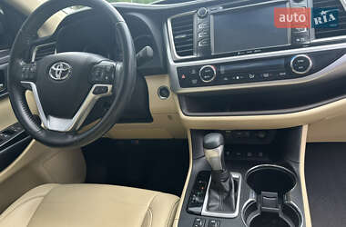 Внедорожник / Кроссовер Toyota Highlander 2019 в 