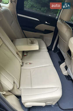 Внедорожник / Кроссовер Toyota Highlander 2019 в 