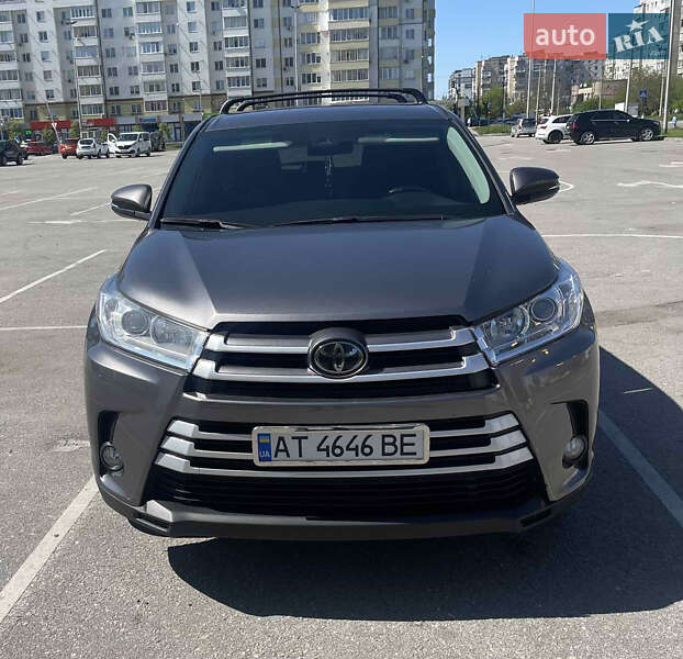 Позашляховик / Кросовер Toyota Highlander 2018 в 