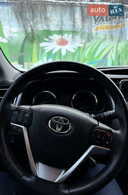 Позашляховик / Кросовер Toyota Highlander 2016 в 