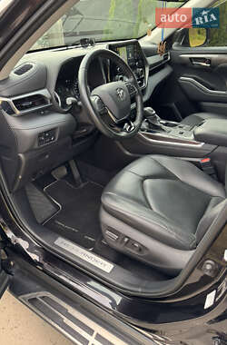 Внедорожник / Кроссовер Toyota Highlander 2021 в 