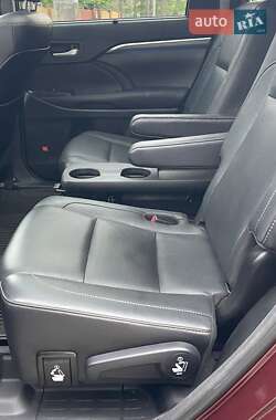 Внедорожник / Кроссовер Toyota Highlander 2017 в 