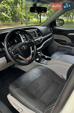 Внедорожник / Кроссовер Toyota Highlander 2015 в 