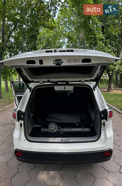 Внедорожник / Кроссовер Toyota Highlander 2015 в 