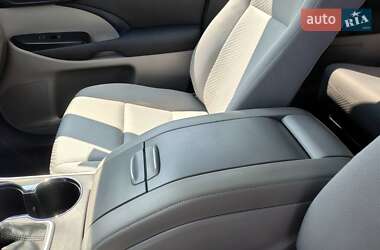 Позашляховик / Кросовер Toyota Highlander 2014 в 