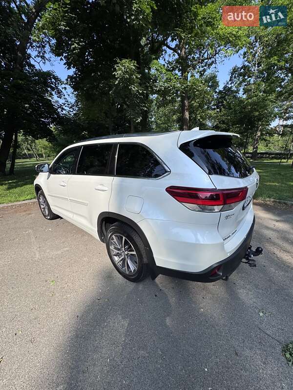 Позашляховик / Кросовер Toyota Highlander 2017 в Бучі