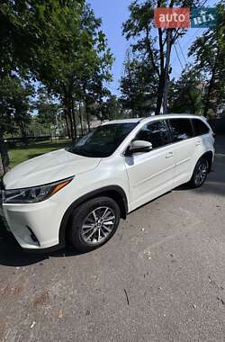 Внедорожник / Кроссовер Toyota Highlander 2017 в Буче