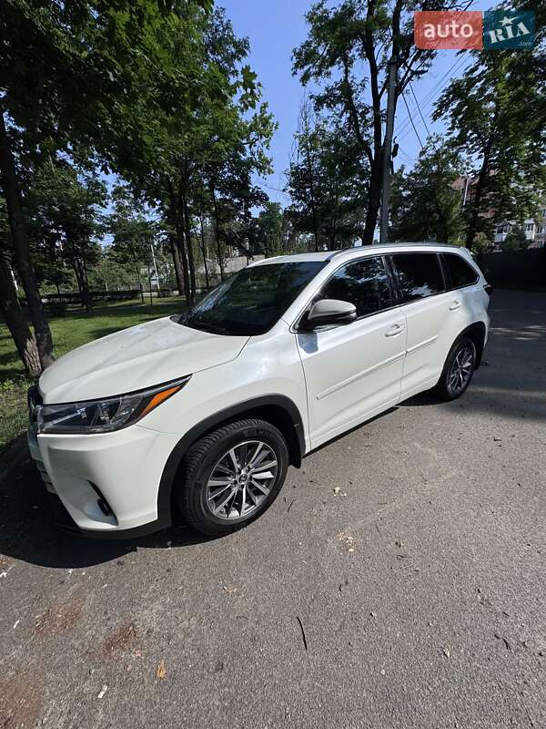 Позашляховик / Кросовер Toyota Highlander 2017 в Бучі