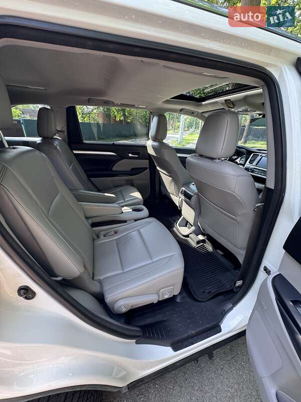 Позашляховик / Кросовер Toyota Highlander 2017 в Бучі