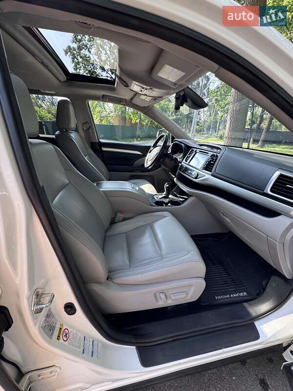 Позашляховик / Кросовер Toyota Highlander 2017 в Бучі