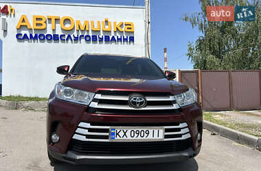 Позашляховик / Кросовер Toyota Highlander 2016 в 