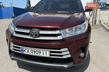 Позашляховик / Кросовер Toyota Highlander 2016 в 