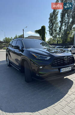 Позашляховик / Кросовер Toyota Highlander 2022 в 