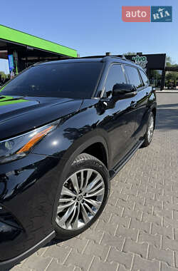 Позашляховик / Кросовер Toyota Highlander 2022 в 