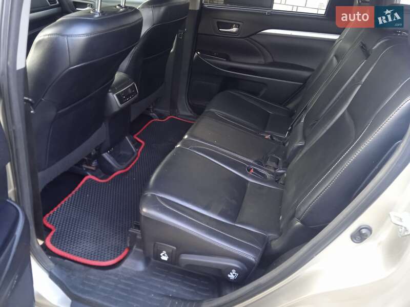 Позашляховик / Кросовер Toyota Highlander 2015 в Малині