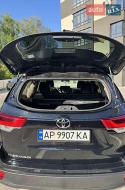 Внедорожник / Кроссовер Toyota Highlander 2017 в 