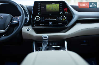 Внедорожник / Кроссовер Toyota Highlander 2022 в 
