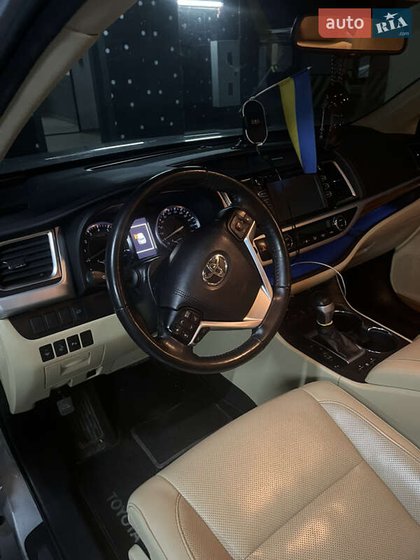 Позашляховик / Кросовер Toyota Highlander 2019 в Києві