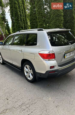 Внедорожник / Кроссовер Toyota Highlander 2013 в 