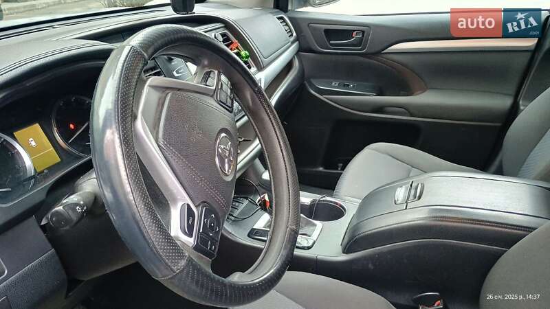 Позашляховик / Кросовер Toyota Highlander 2016 в Звягелі