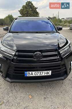 Внедорожник / Кроссовер Toyota Highlander 2016 в Кропивницком
