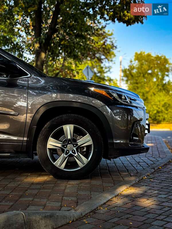 Внедорожник / Кроссовер Toyota Highlander 2017 в Кропивницком