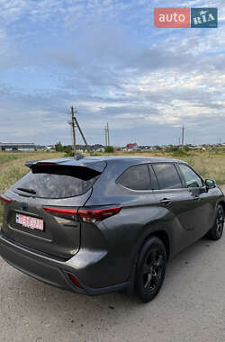 Внедорожник / Кроссовер Toyota Highlander 2021 в Ровно