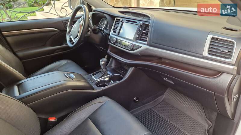 Внедорожник / Кроссовер Toyota Highlander 2018 в Ровно