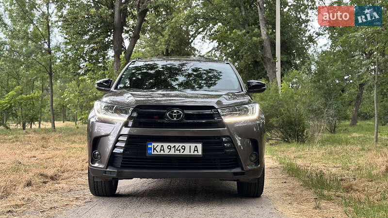 Внедорожник / Кроссовер Toyota Highlander 2019 в Кропивницком