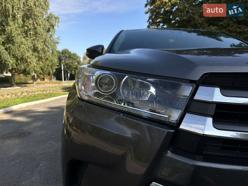 Позашляховик / Кросовер Toyota Highlander 2016 в Путивлі