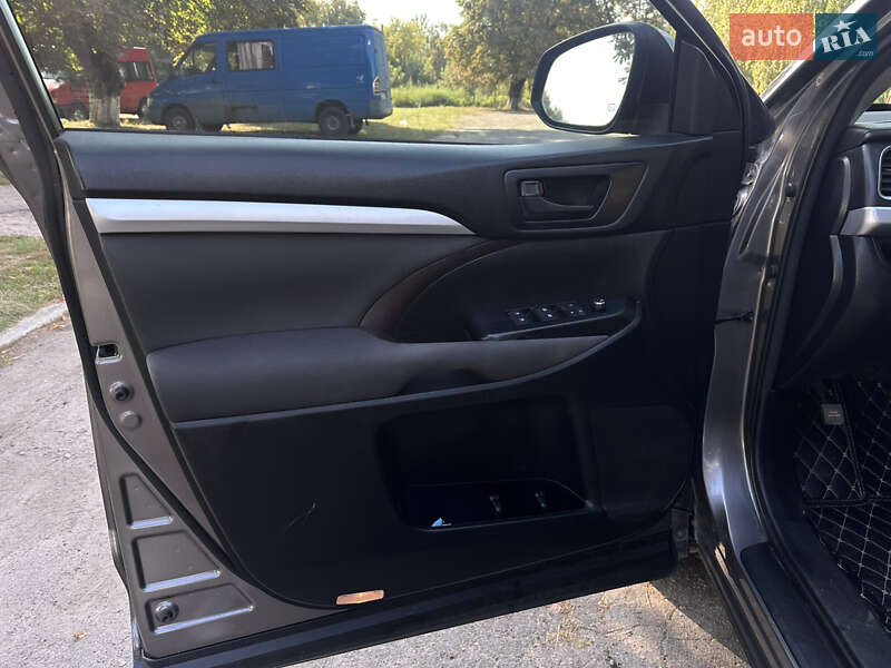 Позашляховик / Кросовер Toyota Highlander 2016 в Путивлі