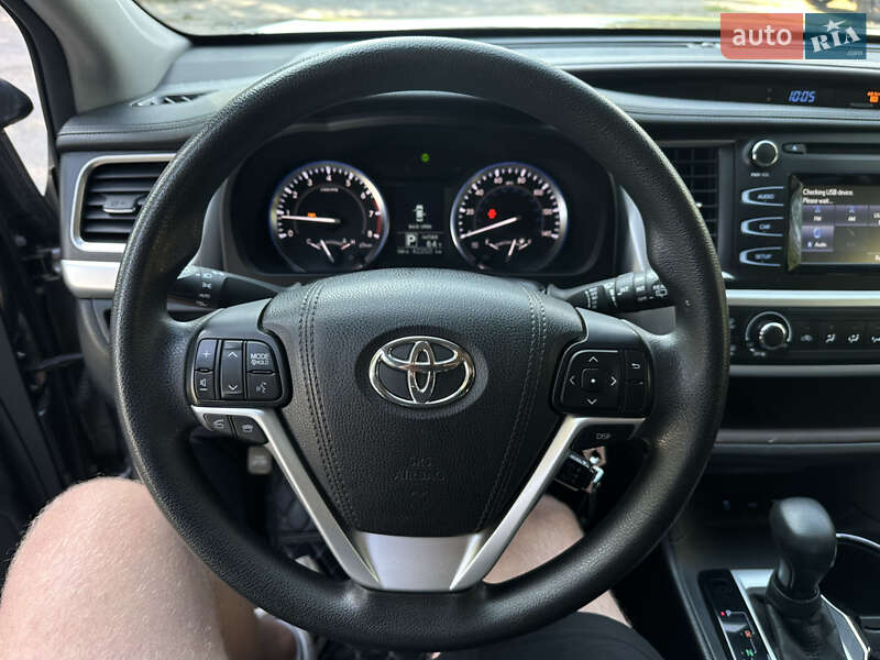 Позашляховик / Кросовер Toyota Highlander 2016 в Путивлі