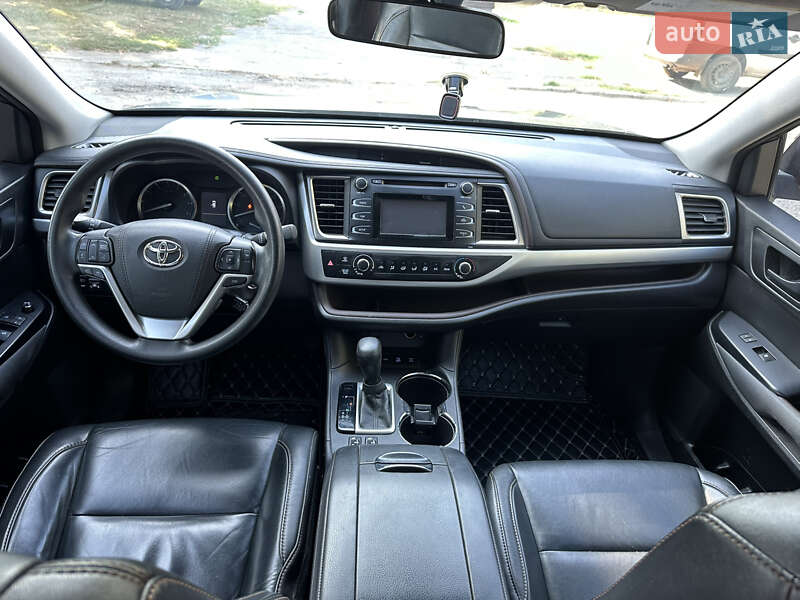 Позашляховик / Кросовер Toyota Highlander 2016 в Путивлі